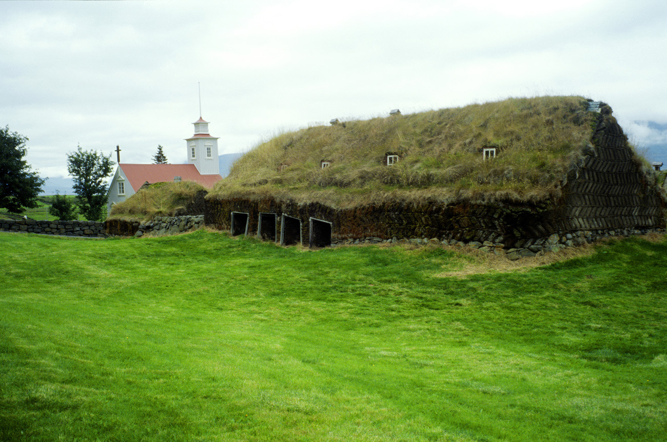 isl_220 ferme laufas.jpg - Islande Nord, août 2003 : Laufas ancienne ferme construite en tourbe Kodak Ektachrome 100 G